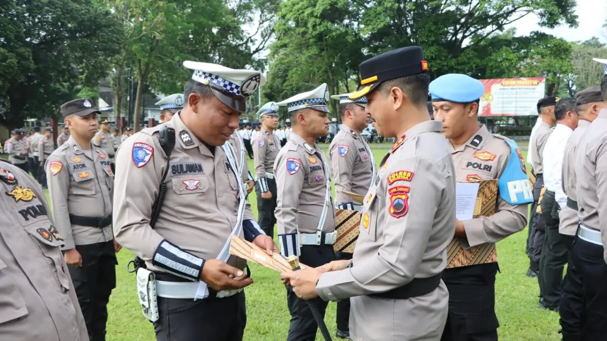 pemberian penghargaan, dan pemberhentian tidak dengan hormat (PTDH) di Lapangan Bhayangkara, Senin (6/4). Kapolres Salatiga AKBP Ade Papa Rihi memimpin langsung jalannya upacara.