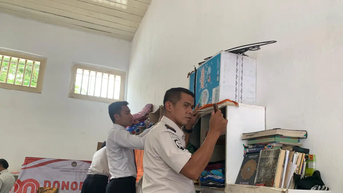 Petugas menunjukan barang sitaan hasil penggeledahan dari kamar penghuni Rutan Temanggung, Senin (6/4). DEVI KHOFIFATUR RIZQI/ JAWA POS RADAR SEMARANG
