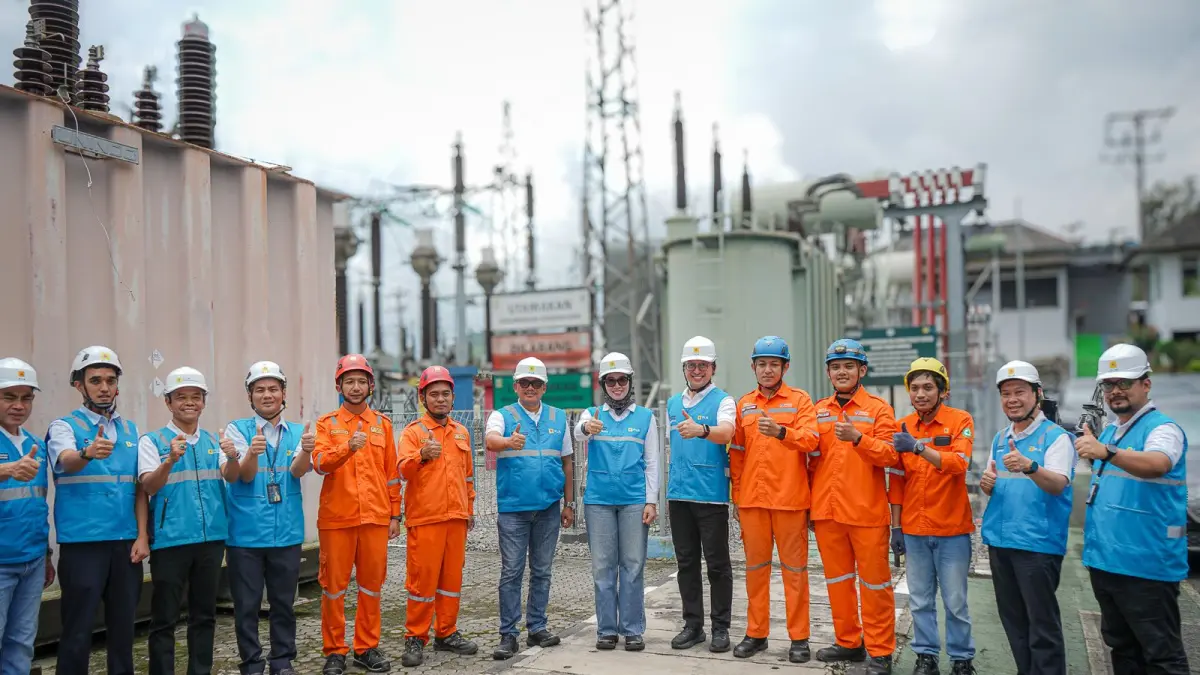 PASTIKAN KENYAMANAN : Direktur Distribusi PT PLN (Persero), Arsyadany Ghana Akamalaputri, turun langsung memimpin inspeksi kesiapan sistem transmisi di wilayah Jawa Bagian Tengah Memastikan kenyamanan jutaan masyarakat dalam merayakan Hari Raya Idulfitri 1447 H. (DOKUMEN HUMAS PLN UPT SALATIGA)