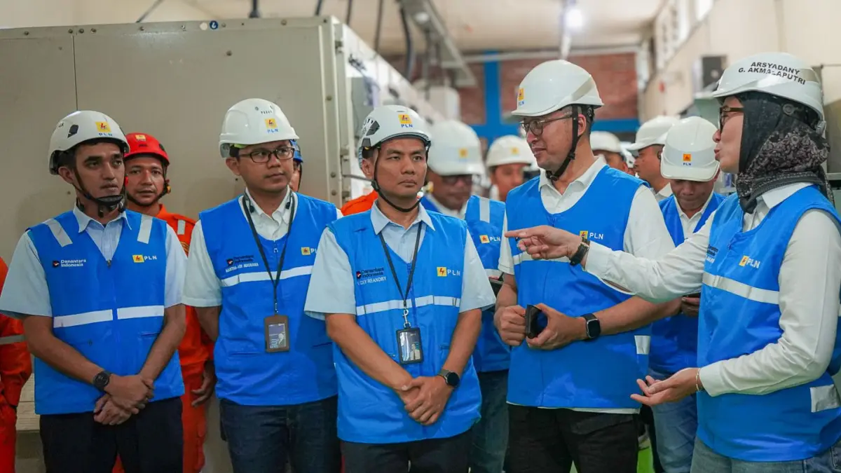 PASTIKAN LISTRIK ANDAL : Direktur Distribusi PT PLN (Persero), Arsyadany Ghana Akamalaputri, turun langsung memimpin inspeksi kesiapan sistem transmisi di wilayah Jawa Bagian Tengah Memastikan kenyamanan jutaan masyarakat dalam merayakan Hari Raya Idulfitri 1447 H. (DOKUMEN HUMAS PLN UPT SALATIGA)