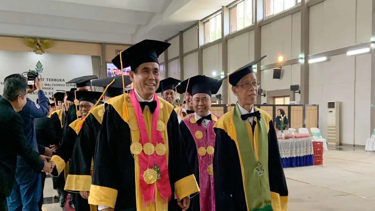 ANGGOTA SENAT : Rektor UIN Walisongo, Prof. Dr. Musahadi, M.Ag., dalam acara Dies Natalis ke-56 di Gedung Tgk Ismail Yakub, Senin 6 April 2026. (KHAFIFAH ARINI PUTRI/JAWA POS RADAR SEMARANG)