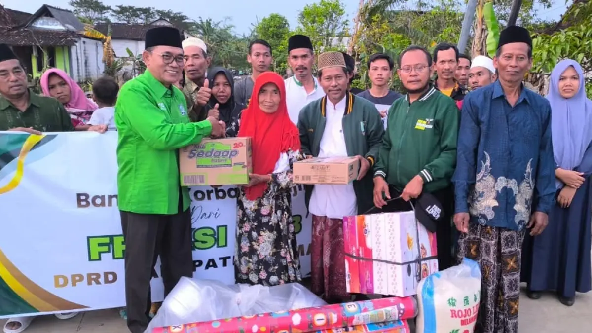 
Jajajaran pengurus DPC PKB Demak dipimpin H Sukono menyerahkan bantuan untuk korban banjir di Desa Trimulyo Kecamatan Guntur. (Wahibpribadi)