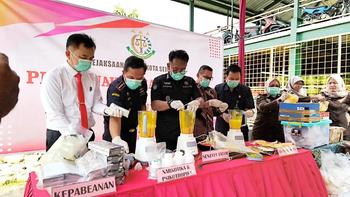 Kepala Kejari Kota Semarang dan Forkopimda memusnahkan barang bukti mulai dari narkoba hingga rokok ilegal di Rupbasan Semarang, Selasa (7/4/2026). IDA FADILAH/JAWA POS RADAR SEMARANG&nbsp;
