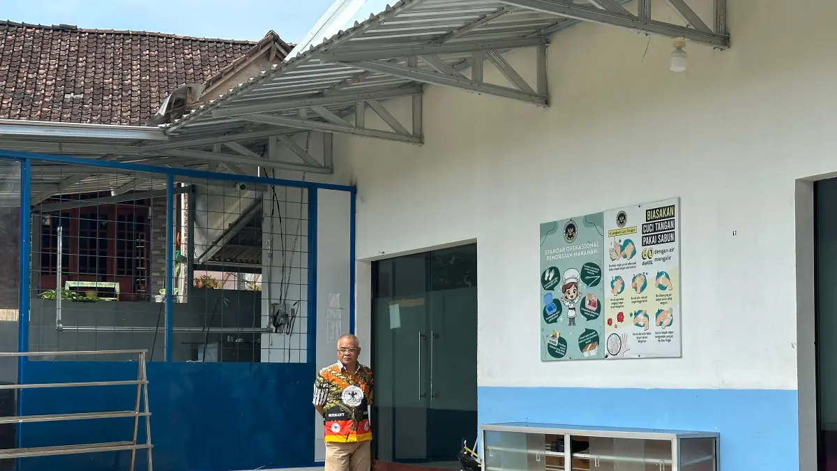 Ketua Dewan Pendidikan Kabupaten Semarang Joko Sriyono lakukan sidak ke SPPG Samban Selasa (7/4). Maria Novena/Jawa Pos Radar Semarang