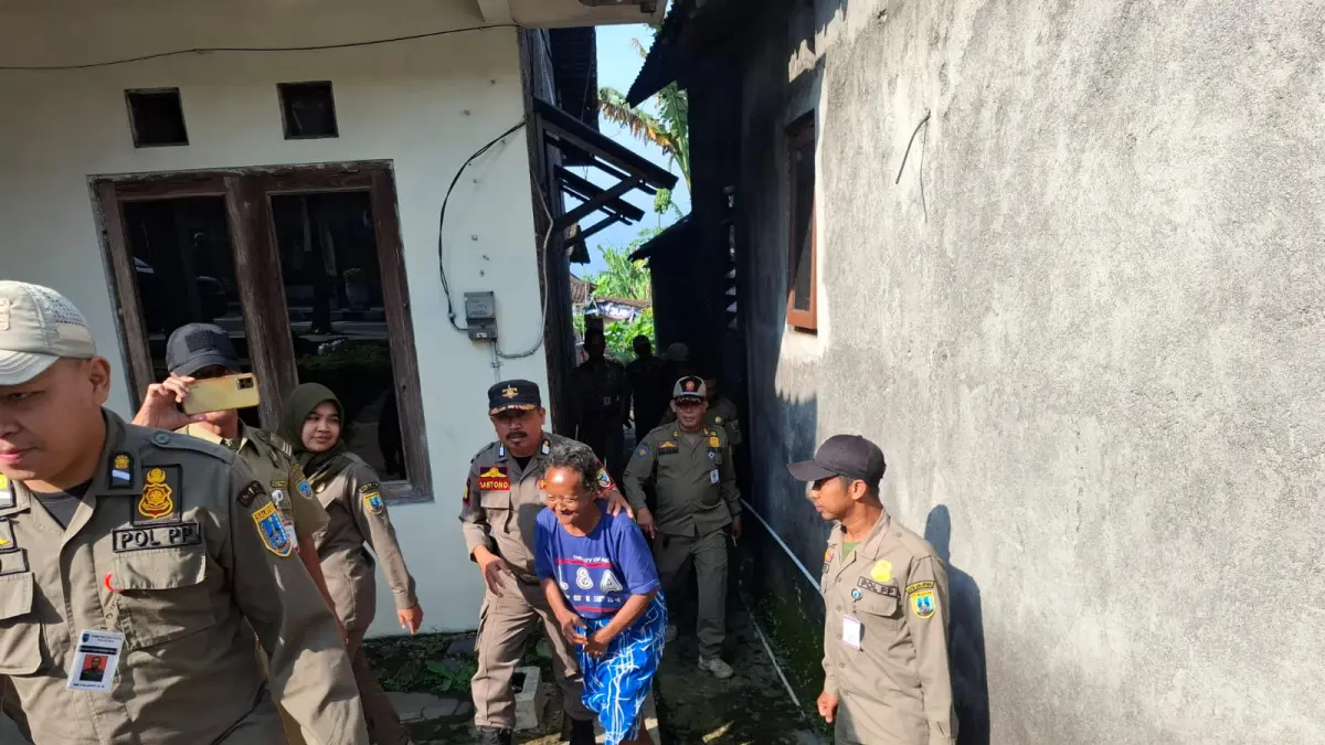 Proses evakuasi orang dengan gangguan jiwa (ODGJ) yang “mangkal” di depan Kelurahan Blotongan, Kota Salatiga, sempat diwarnai ketegangan. 