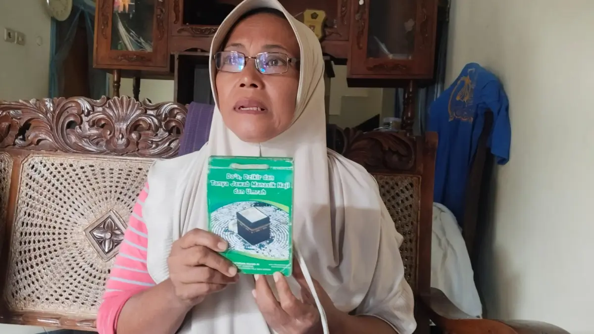Supriyatun, pedagang nasi di Pasar Mangkang, bersiap berangkat ke Tanah Suci untuk menunaikan ibadah haji. ADENNYAR WYCAKSONO/ JAWA POS RADAR SEMARANG&nbsp;