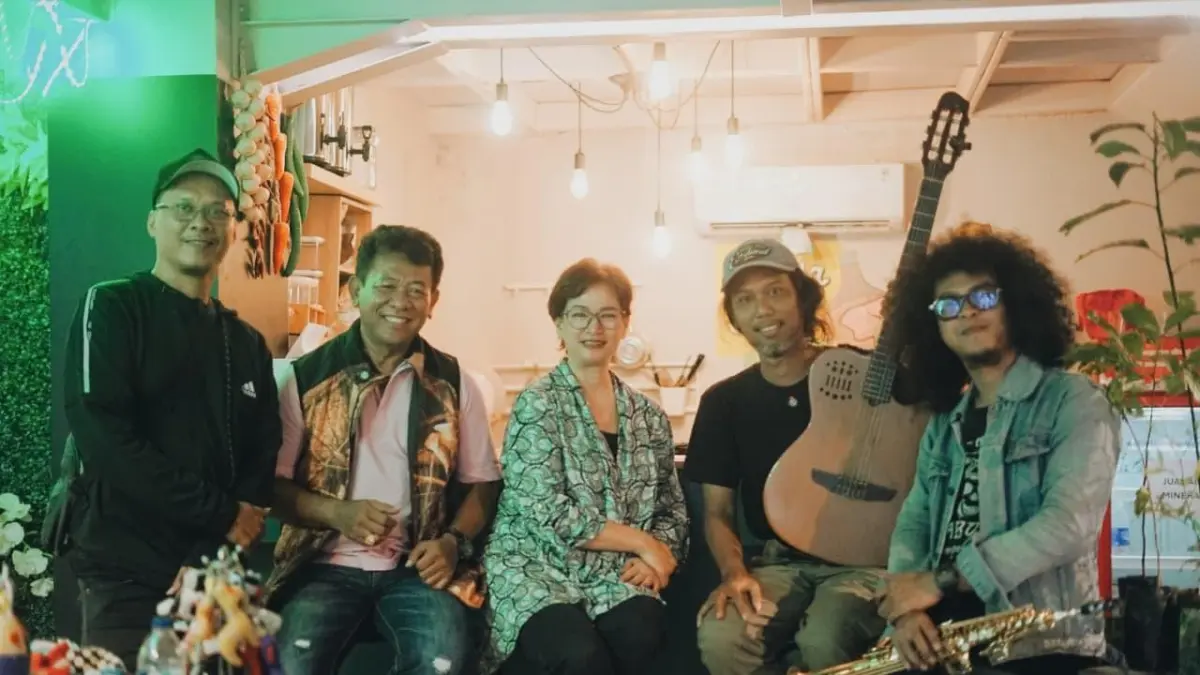 Dari kanan Rumanfaat yang diwakili Musisi Pradana Saputra, Teguh Kribo , Rotary Club diwakili President Surya dan Collabox Lina Soeratman. (ISTIMEWA)