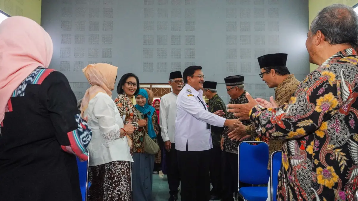 Kegiatan bertema “Bersihkan Hati, Eratkan Silaturahmi” itu digelar di Gedung Ganesha Dinas Pendidikan Kota Salatiga, Rabu (8/4).

Wali Kota Salatiga dr. Robby Hernawan, Sp.OG., bersama Ketua DPRD Kota Salatiga.