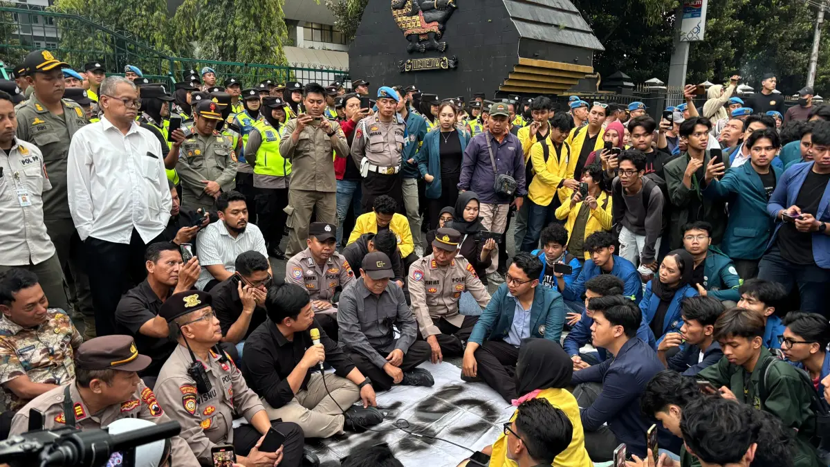 Mahasiswa dari beberapa universitas atau kampus di wilayah Semarang Raya melakukan aksi demo menyampaikan aspirasi di Kantor Gubernur Jawa Tengah, Kamis (9/4/2026) siang.&nbsp;