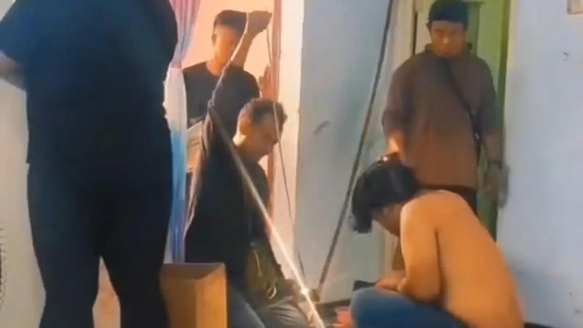 Tampang Tersangka RAW dalam kondisi tangan terborgol usai ketangkap transaksi narkoba.