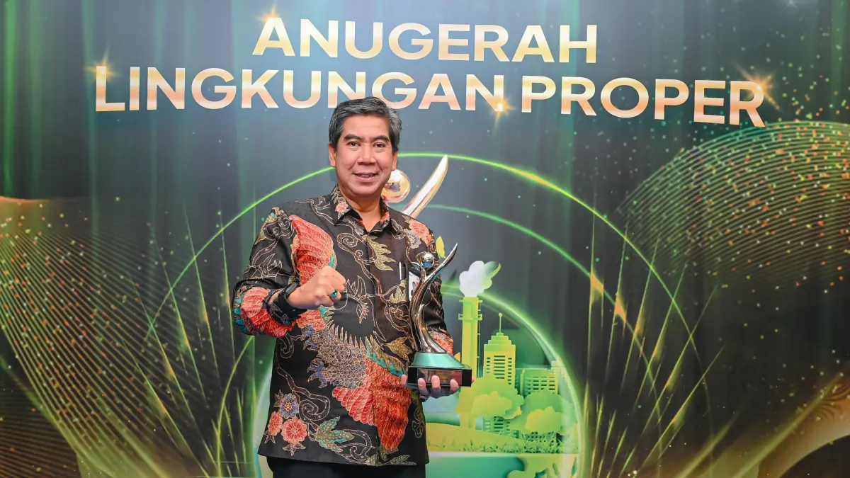 Direktur Utama PT Semen Gresik, Gatot Mardiana menerima secara langsung Penghargaan Proper Hijau dari Kementerian Lingkungan Hidup/Badan Pengendalian Lingkungan Hidup (KLH/BPLH) Republik Indonesia di Sasono Langen Budoyo, TMII Jakarta (7/4).