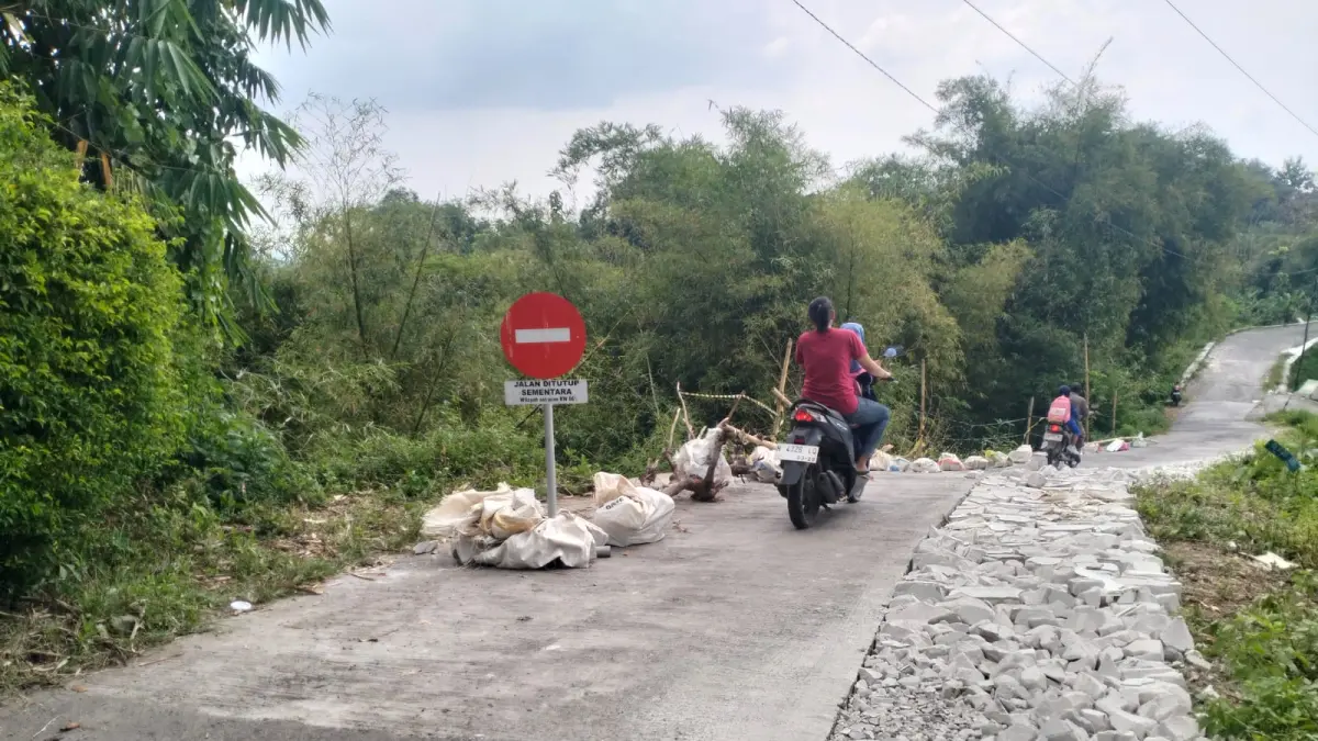 Jalan Persen Raya di RT 1 RW 6, Kelurahan Sekaran, Gunungpati, tak lagi utuh. FIGUR RONGGO WASSALIM/JAWA POS RADAR SEMARANG&nbsp;