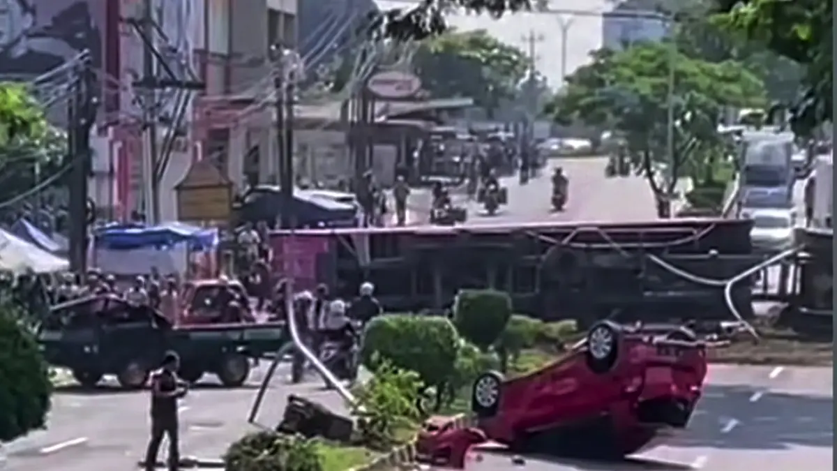 Kecelakaan beruntun kembali terjadi di Jalan Prof Hamka, persisnya turunan Silayur, Kecamatan Ngaliyan, Kota Semarang, Jumat (10/4/2926) sekitar pukul 09.30.&nbsp;