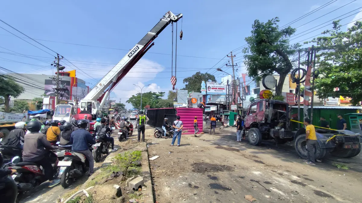 Kecelakaan lalulintas beruntun di Jalan Prof Hamka, persisnya turunan Silayur, Kecamatan Ngaliyan, Kota Semarang diduga disebabkan kendaraan truk trailer muatan kontainer, Jumat (10/4/2926) pagi.&nbsp;