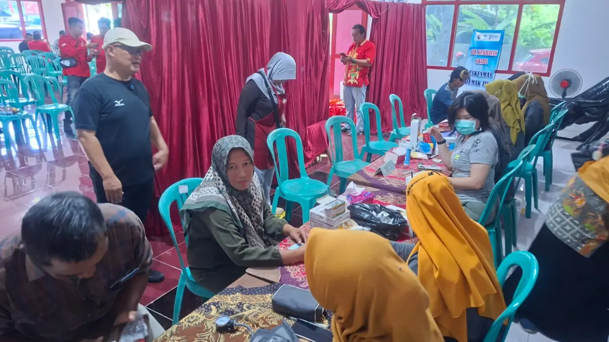 Ketua DPC PDIP Fahrudin Bisri Slamet memantau layanan kesehatan gratis dalam bhakti sosial di DPC kemarin. (Wahibpribadi)