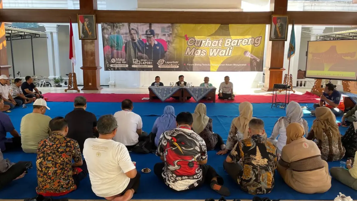 Wali Kota Salatiga, Robby Hernawan, memberi peringatan keras kepada seluruh jajaran perangkat daerah agar tidak lagi lamban menangani keluhan masyarakat. Penegasan itu disampaikan saat memimpin dialog terbuka "Curhat Bareng Mas Wali" di Pendopo Pakuwon, Jumat (10/4/2026).