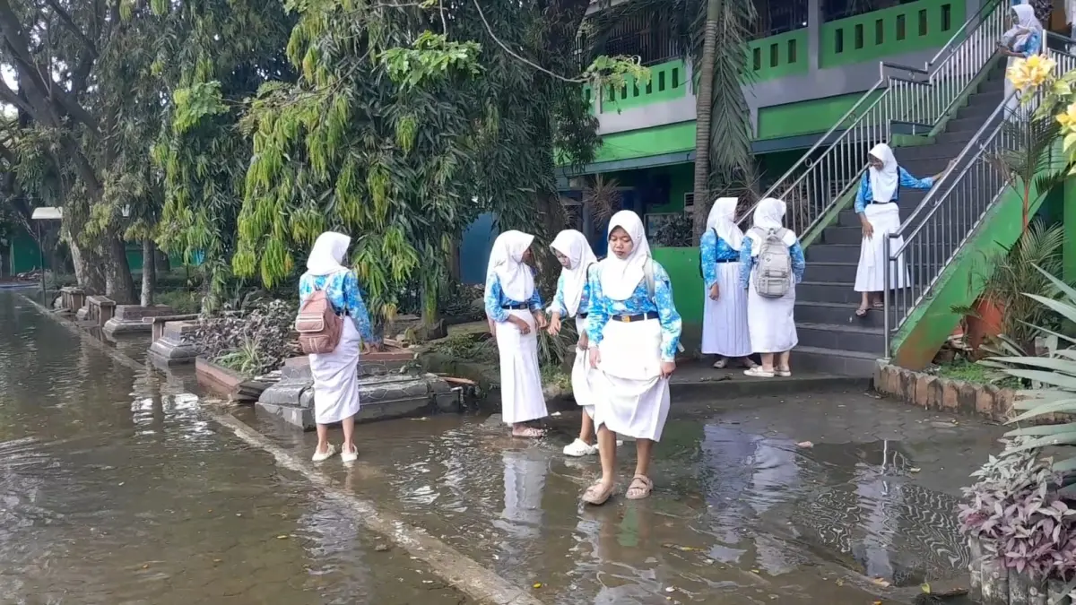 Sekolah SMPN 1 Karangtengah Demak masih kebanjiran. (Wahibpribadi)