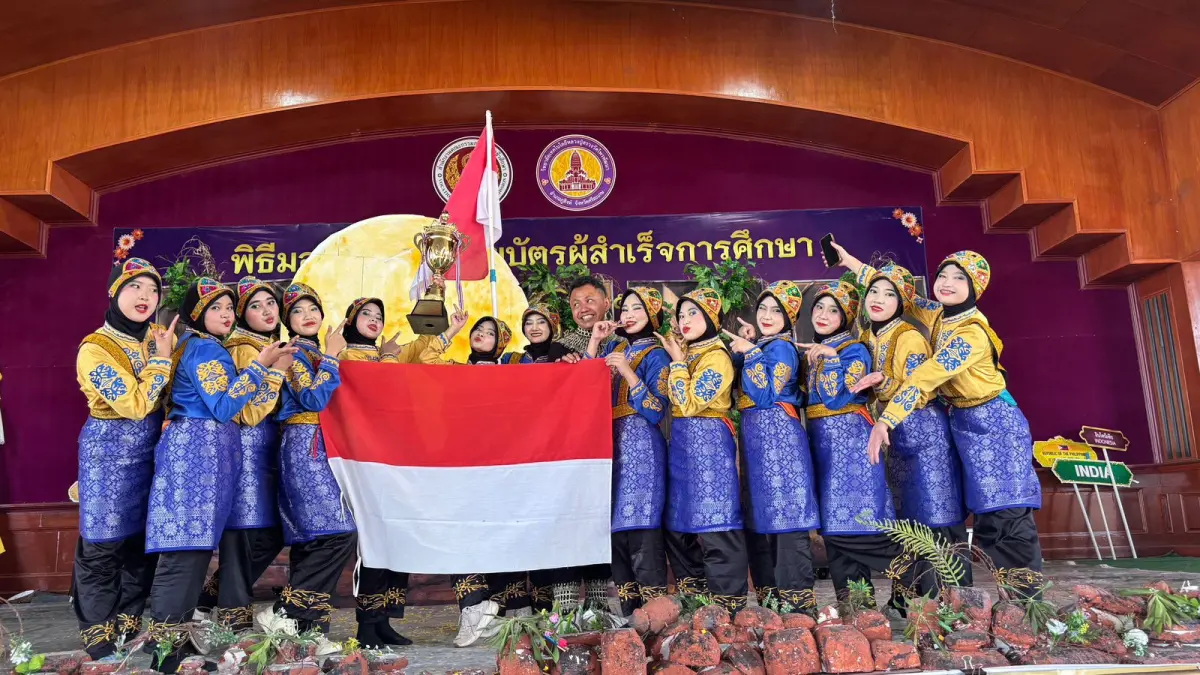 13 siswi SMAN 4 Kota Semarang mencuri perhatian di even yang digelar di Sisaket Thailand.