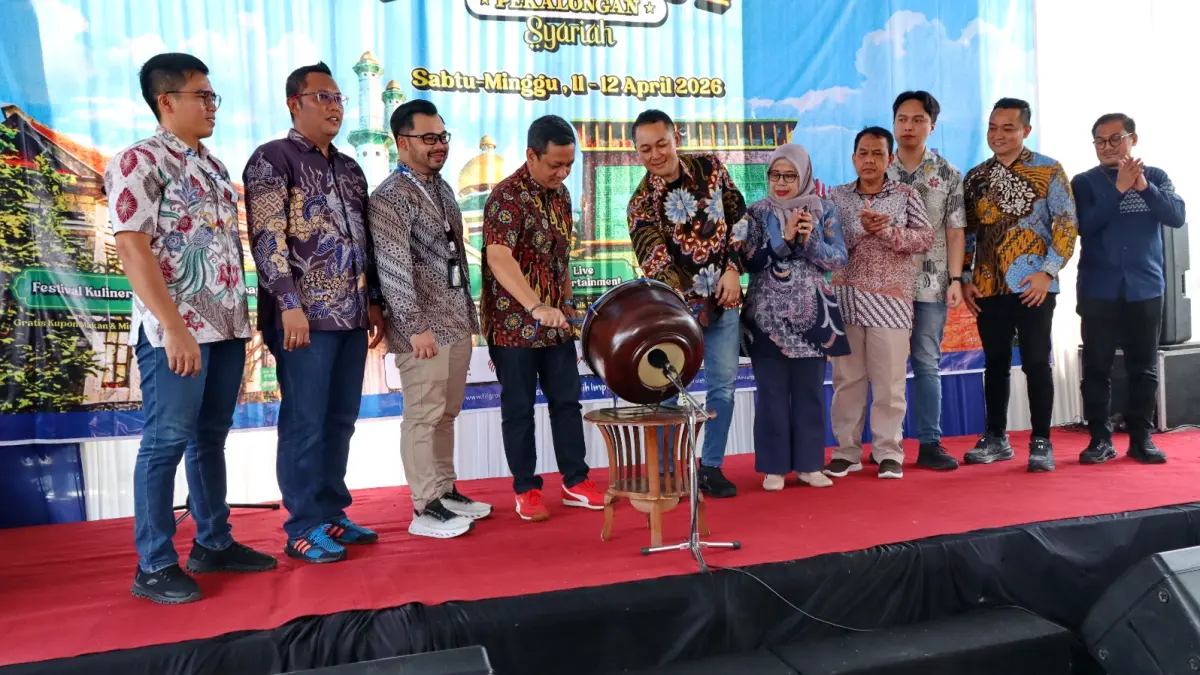 Secara simbolis Walikota Aafdan Kapim FIFGroup Jateng 2 pukul hadroh, tanda dimulainya event gelaran Hajatan FIFGROUP Syariah Cabang Pekalongan, Sabtu (11/4/2026).