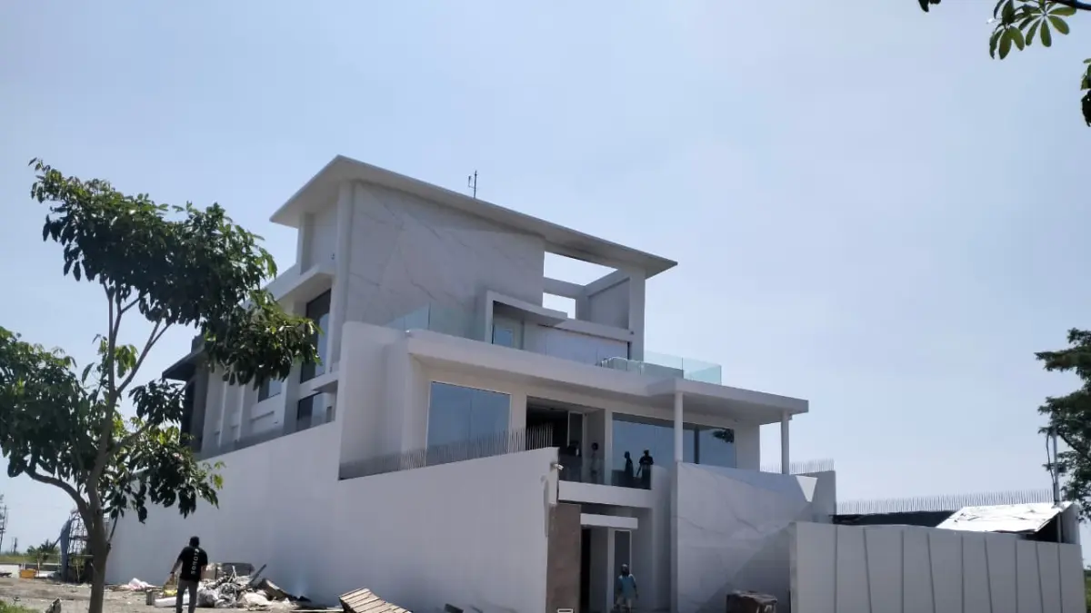 Sisa kebakaran di proyek rumah huni tiga lantai POJ City, Sabtu (11/4) siang. FIGUR RONGGO WASSALIM/JAWA POS RADAR SEMARANG&nbsp;