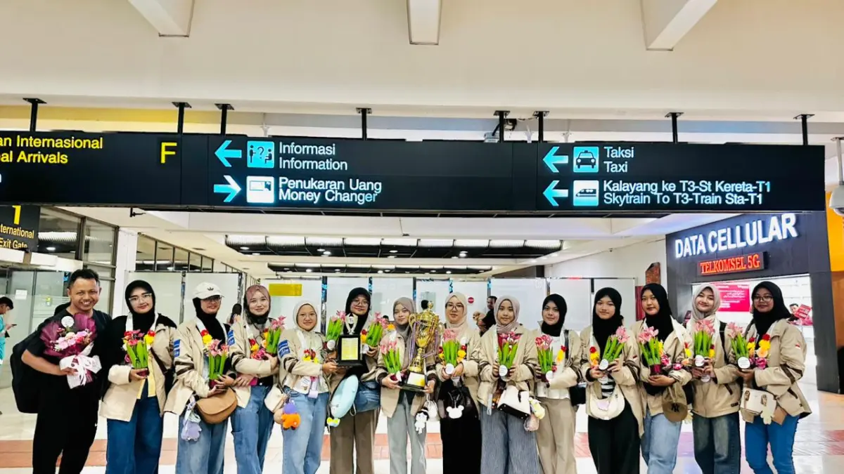 Kepulangan Tim Ratoh Jaroe SMAN 4 Semarang ke Tanah Air, Senin (13/4/2026) dinihari, berlangsung penuh haru. Setibanya di Bandara Internasional Soekarno-Hatta, rombongan disambut para orangtua siswa yang sudah menunggu sejak Minggu (12/4/2026) malam.