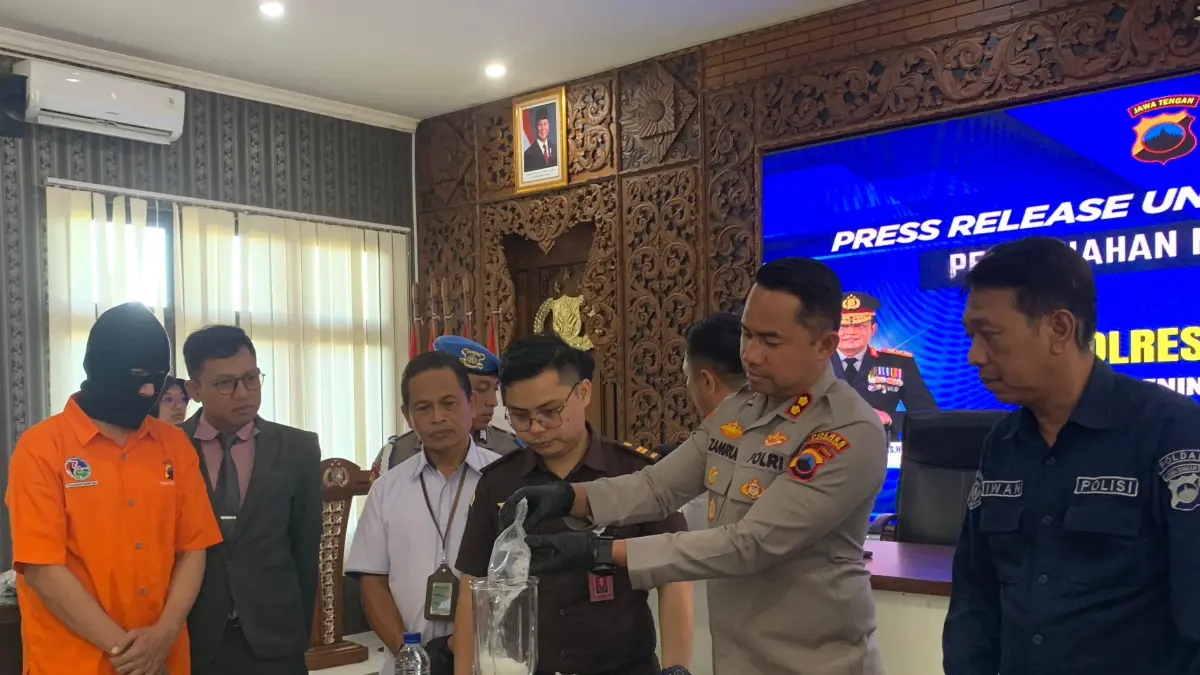 Pemusnahan narkotika jenis sabu hasil ungkap kasus yang dilakukan Polres Temanggung, Senin (13/4). DEVI KHOFIFATUR RIZQI/ JAWA POS RADAR SEMARANG