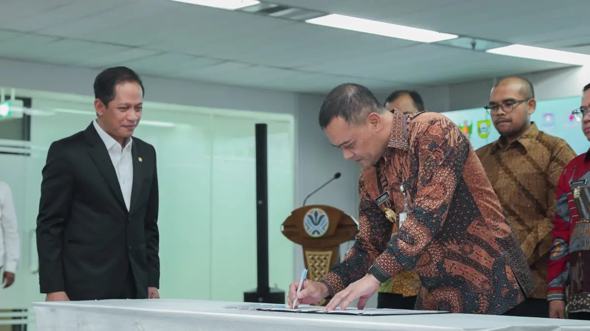 penandatanganan kesepahaman dan kesepakatan bersama dengan Menteri Lingkungan Hidup Hanif Faisol Nurofiq di Kantor Kementerian Lingkungan Hidup, Kuningan, Jakarta, Senin, 13 April 2026.
