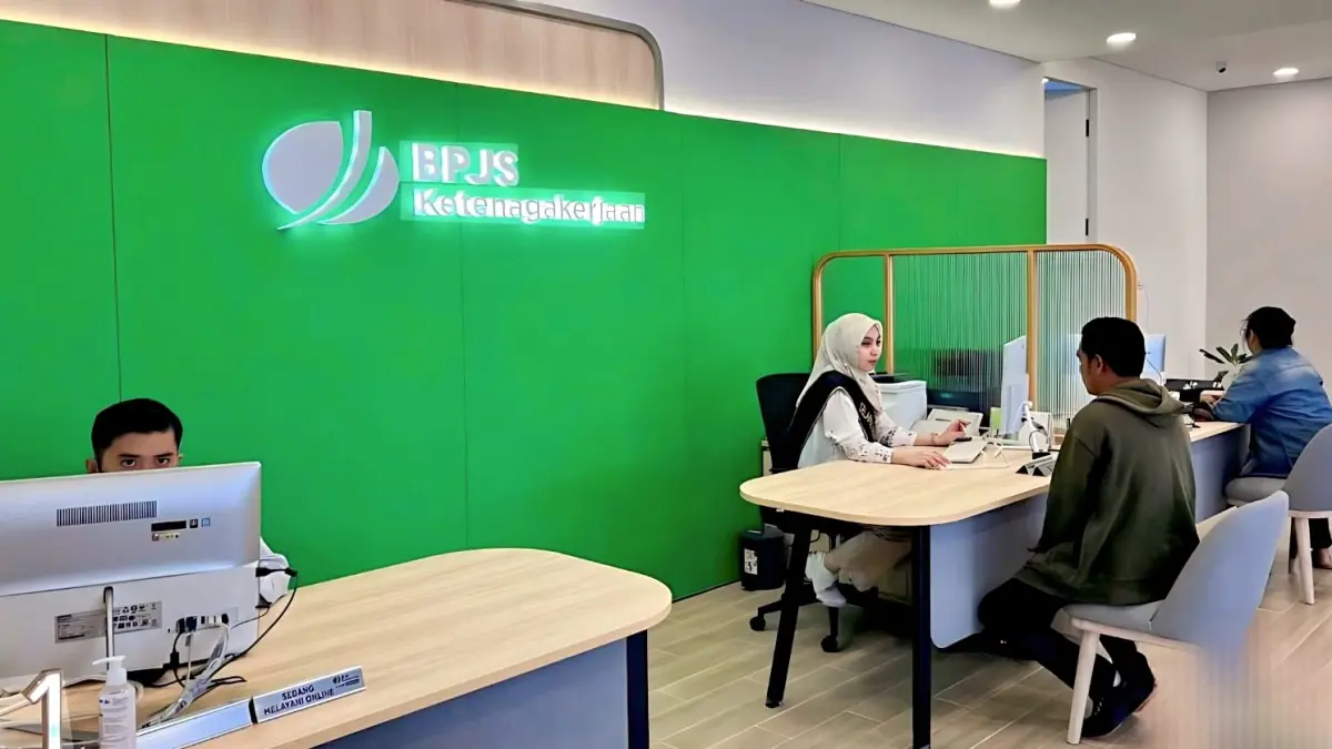 LAYANAN - Pegawai BJPS Ketenagakerjaan saat melayani masyarakat di kantornya.(IST)