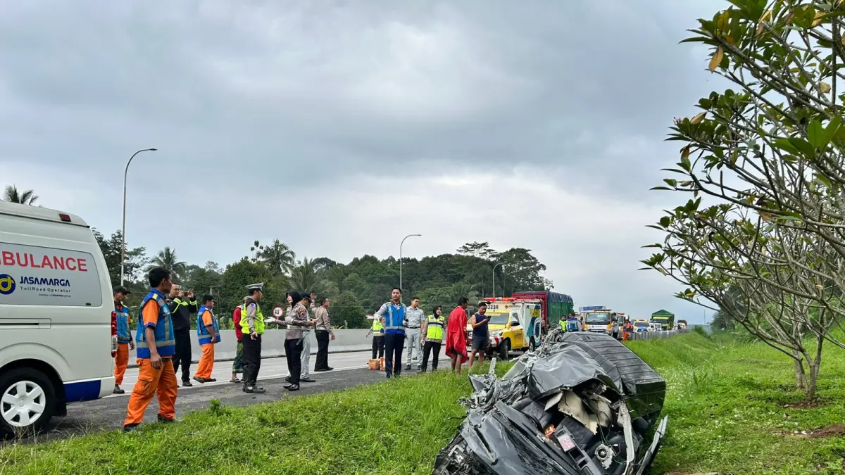 Kecelakaan terjadi di jalur Tol Semarang-Solo KM 445 A. Rabu (15/4). Maria Novena/Jawa Pos Radar Semarang
