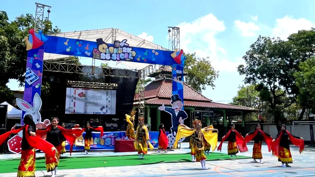 Penampilan siswa SMA Kesatrian 1 Semarang dalam pentas seni Clamusical 2K26, Selasa (14/4/2026). IDA FADILAH/JAWA POS RADAR SEMARANG