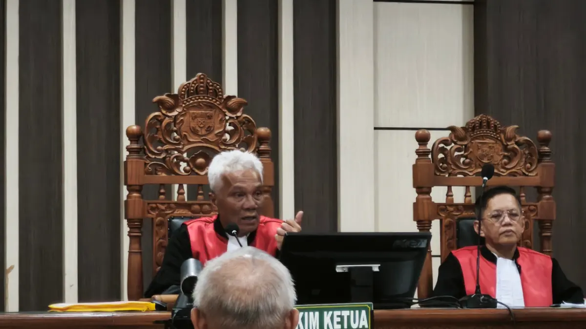 Terdakwa Jaka Sawaldi yang merupakan mantan Sekretaris Daerah (Sekda) Klaten (baju putih) di Pengadilan Tipikor Semarang, Rabu (15/4/2026). IDA FADILAH/JAWA POS RADAR SEMARANG&nbsp;