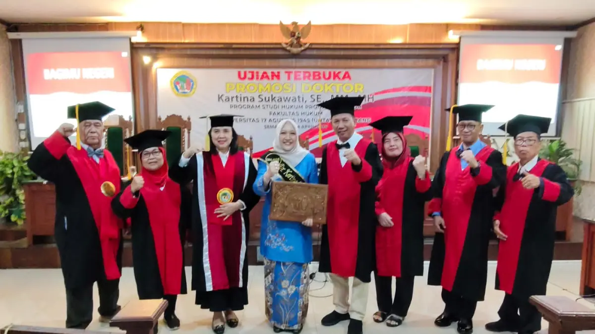 FOTO BERSAMA: Kartina Sukawati foto bersama dewan penguji usai lulus Progam Doktor Ilmu Hukum, Untag
KHAFIFAH ARINI PUTRI/JAWA POS RADAR SEMARANG