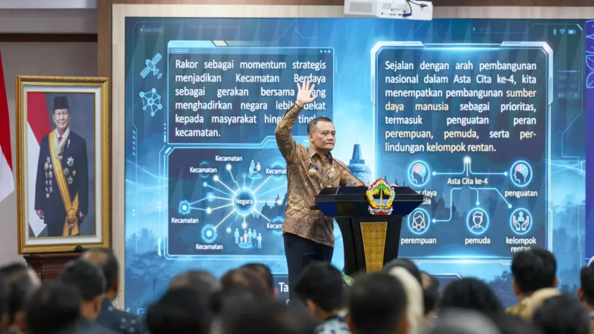 Gubernur Jawa Tengah Ahmad Luthfi mengumpulkan 576 camat, para bupati, dan wali kota se-Jawa Tengah di gedung Gradhika Bhakti Praja, Semarang, pada Kamis, 16 April 2026