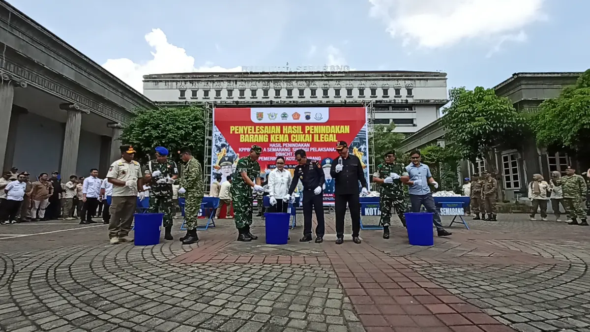 Kepala Kantor Bea Cukai Semarang Mochamad Syuhadak, Wali Kota Semarang Agustina Wilujeng ketika memusnahkan barang bukti berupa rokok dan minuman keras ilegal. ADENNYAR WYCAKSONO/ JAWA POS RADAR SEMARANG&nbsp;