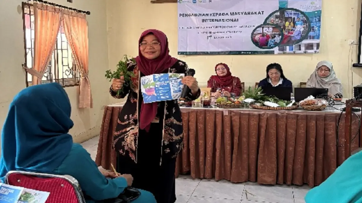 Pendampingan pengolahan dan pengemasan produk teh daun kelor yang dilakukan oleh tim Pengabdian kepada Masyarakat (Pengabmas) Pascasarjana Poltekkes Kemenkes Semarang di kantor Kelurahan Pudakpayung, Banyumanik, Kota Semarang.