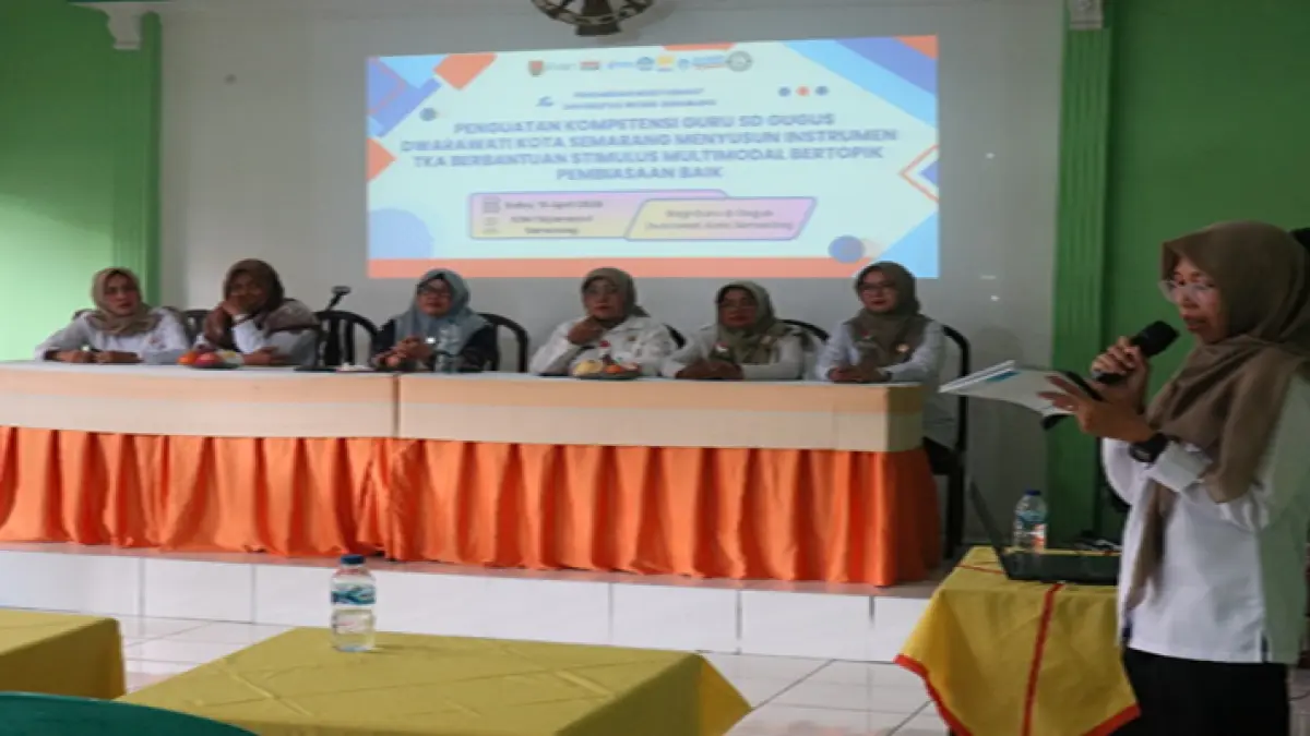 Salah satu guru anggota Gugus Dwarawati Kota Semarang saat presentasi di depan Tim Pengabdian kepada Masyarakat Universitas Negeri Semarang.