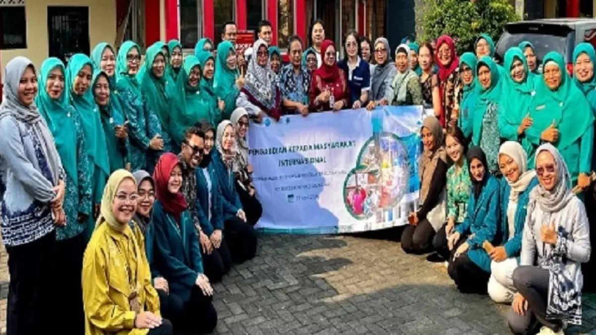 Tim Pengabdian kepada masyarakat Pascasarjana Poltekkes Kemenkes Semarang bersama PKK Pudakpayung dan delegasi dari Thailand.