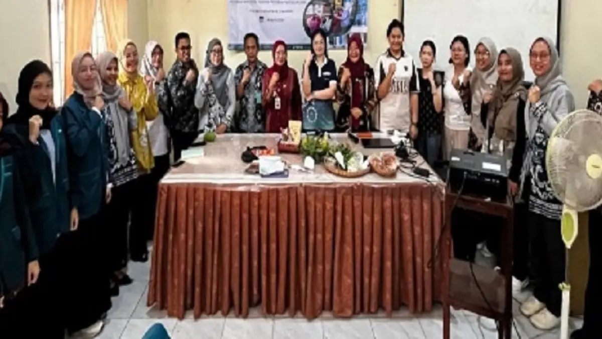 Tim Pengabdian kepada Masyarakat (Pengabmas) Pascasarjana Poltekkes Kemenkes Semarang bersama Lurah Pudakpayung Nuryati Purwaningsih, SE beserta jajaran staf kelurahan, serta mahasiswa dan dosen dari Siriraj Hospital, Mahidol University Thailand.