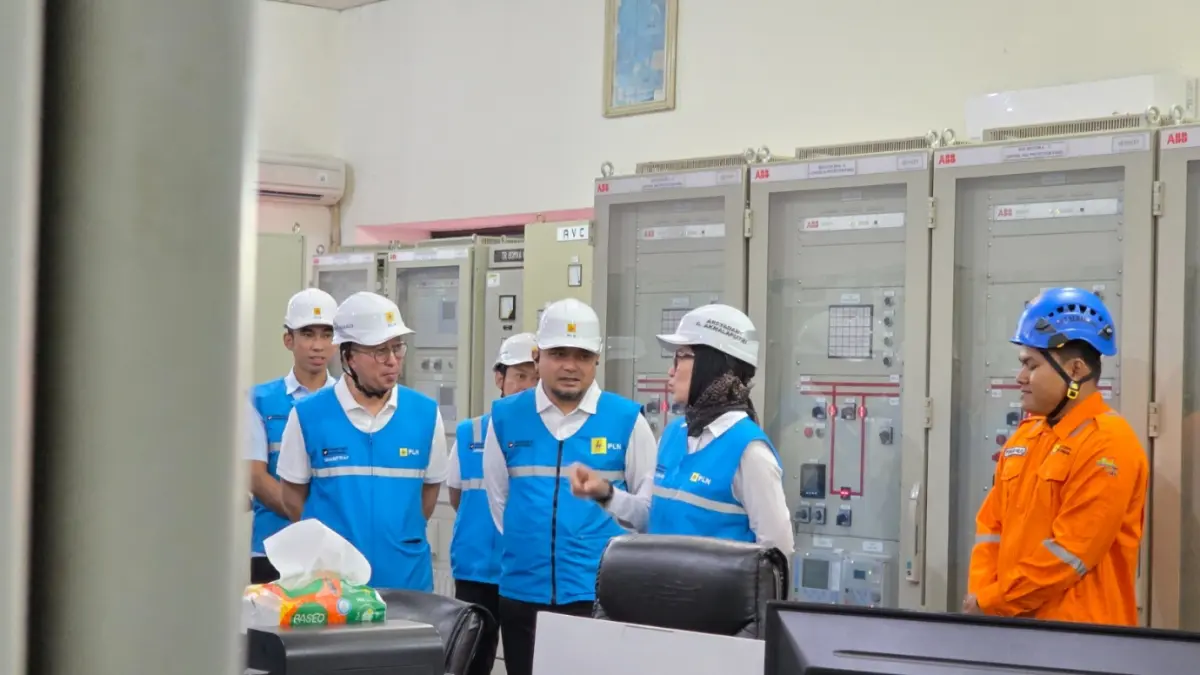 KUNJUNGAN KERJA : Direktur Distribusi PT PLN (Persero), Arsyadany G. Akmalaputri, melakukan kunjungan kerja di wilayah Jawa Tengah (Jateng). Salah satunya yang dikunjungi adalah Gardu Induk Tegangan Ekstra Tinggi (GITET) Ungaran. (DOK. PLN UPT SEMARANG)