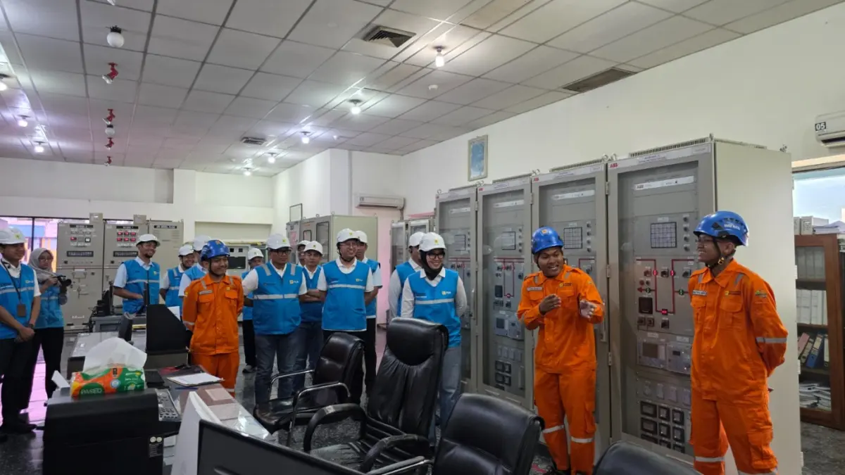 KUNJUNGAN KERJA : Direktur Distribusi PT PLN (Persero), Arsyadany G. Akmalaputri, melakukan kunjungan kerja di wilayah Jawa Tengah (Jateng). Salah satunya yang dikunjungi adalah Gardu Induk Tegangan Ekstra Tinggi (GITET) Ungaran. (DOK. PLN UPT SEMARANG)