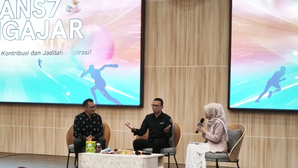 Managing Director PT Sinarniaga Sejahtera (SNS) GarudaFood, Ruli Tobing, bersama VP of HRGS Trans7, Antonius Refijanto memberikan pemaparan Trans7 Mengajar di Undip, Kamis (16/4/2026). IDA FADILAH/JAWA POS RADAR SEMARANG&nbsp;