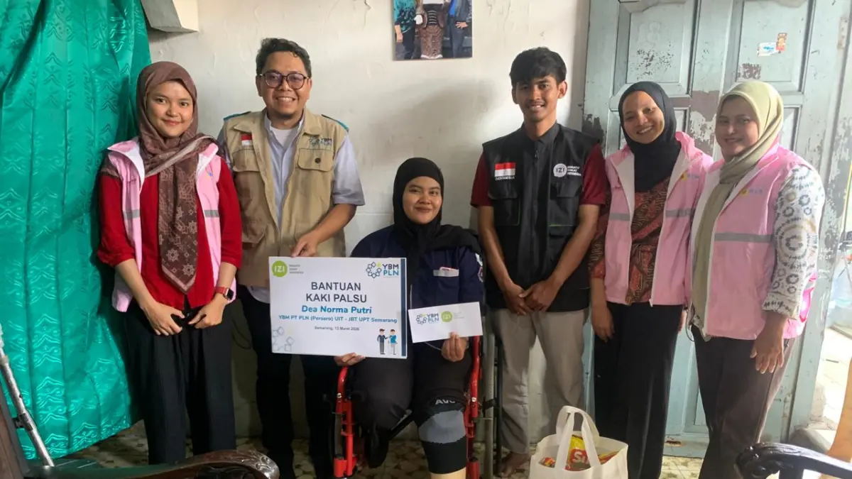 SALURKAN BANTUAN : PT PLN (Persero) UPT Semarang bersama YBM UPT Semarang dan Srikandi UPT Semarang melaksanakan penyaluran bantuan kaki palsu kepada Dea Norma Putri, 23. (DOK. PLN UPT SEMARANG)
