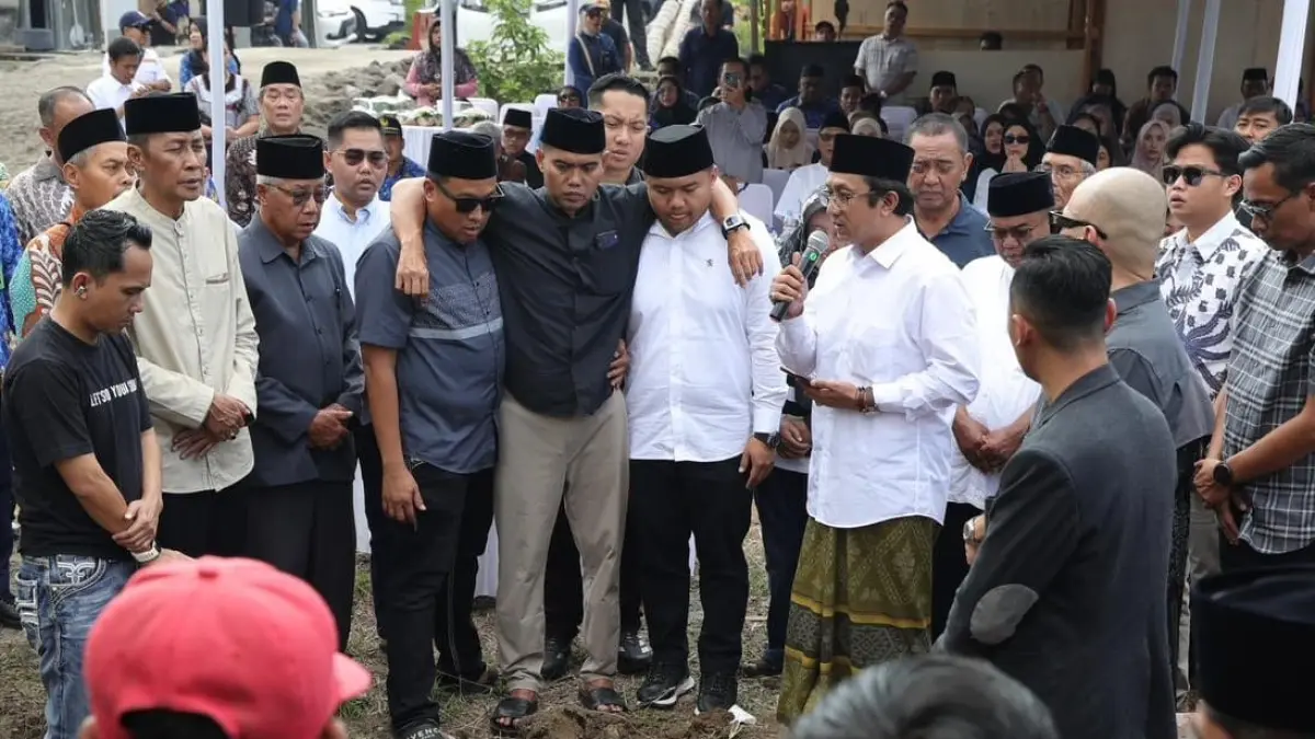Muhammad Suryo, pengusaha rokok asal Yogyakarta mendirikan masjid baru berlokasi di pinggir Jalan Jalan Nasional Purworejo -Jogja, turut masuk wilayah Desa Palihan, Temon, Kulonprogo.