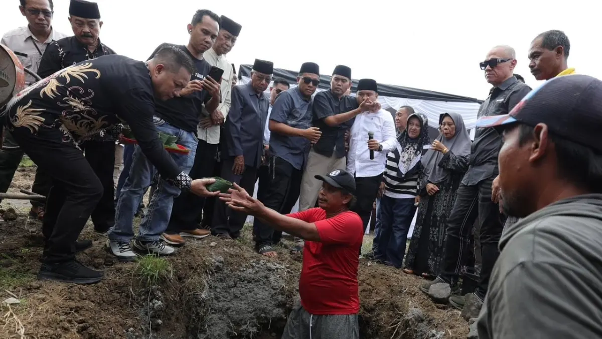 Muhammad Suryo, pengusaha rokok asal Yogyakarta mendirikan masjid baru berlokasi di pinggir Jalan Jalan Nasional Purworejo -Jogja, turut masuk wilayah Desa Palihan, Temon, Kulonprogo.