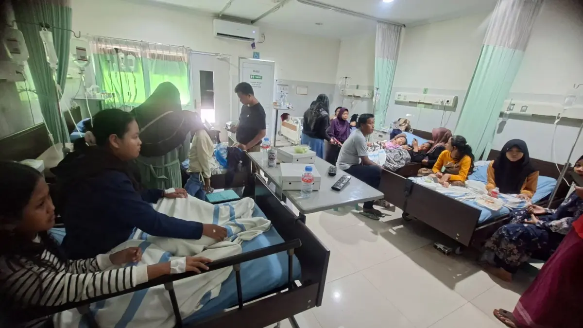1.Para santri korban keracunan dirawat di Rumah Sakit Getas Pendowo Gubug Purwodadi.&nbsp;

2. Sampel nais goreng diamankan petugas

3. Dapur SPPG Pilangwetan Kebonagung dipolice line. (Wahibpribadi)