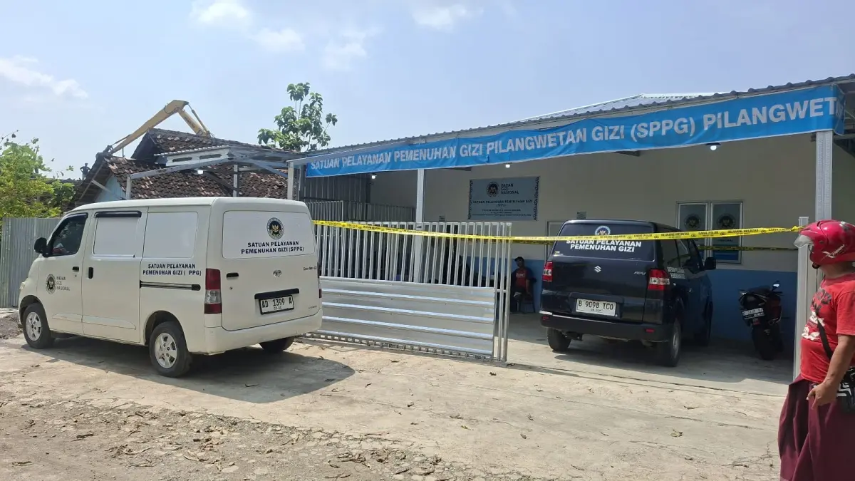 1.Para santri korban keracunan dirawat di Rumah Sakit Getas Pendowo Gubug Purwodadi.
2. Sampel nais goreng diamankan petugas
3. Dapur SPPG Pilangwetan Kebonagung dipolice line. (Wahibpribadi)