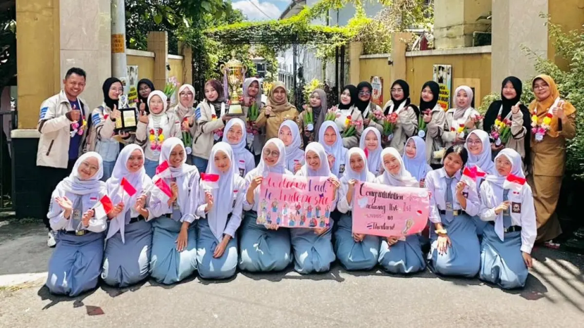 Kepala SMA Negeri 4 Semarang Dr. Sri Wahyuni, S.Pd., M.Pd. bersama Tim Ratoh Jaroe SMAN 4 Semarang atas prestasi gemilang yang diraih di ajang Thailand International Folklore Festival.