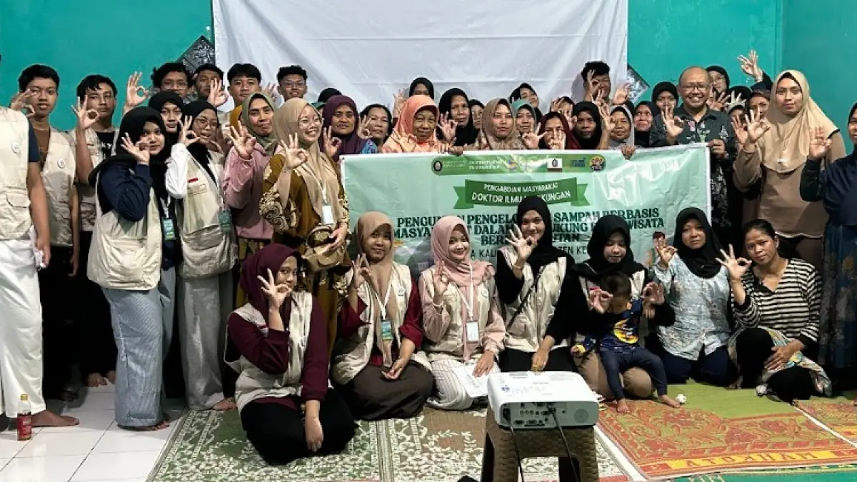 Pengabdian masyarakat Doktor Ilmu Lingkungan UNDIP saat memberikan sosialisasi tentang pengelolaan sampah pada masyarakat Desa Wisata Kalikesek.