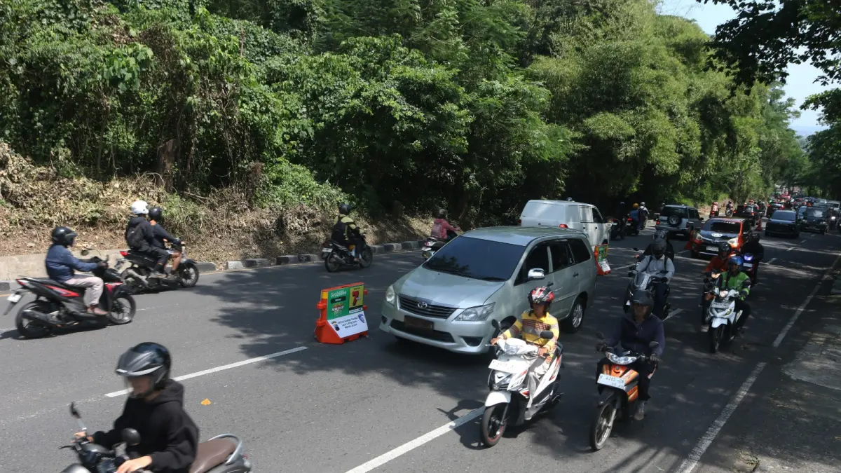 Dibuat dua arah, jalan Gombel Baru Semarang terpantau padat. (Nurchamim/Jawa Pos Radar Semarang)
