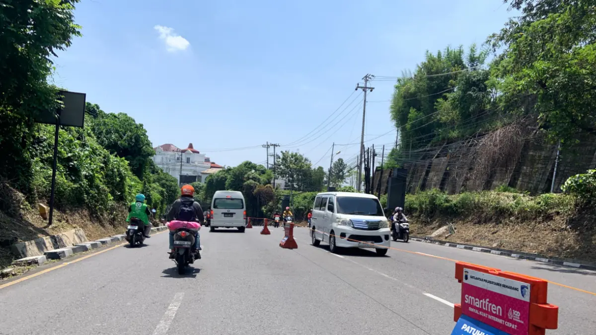 Jalan Gombel Baru mulai dipperasikan dua arah. (KHAFIFAH ARINI PUTRI/JAWA POS RADAR SEMARANG)